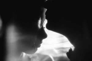 Come farsi amare da un uomo? silhouettes heads of the bride and groom in darkness